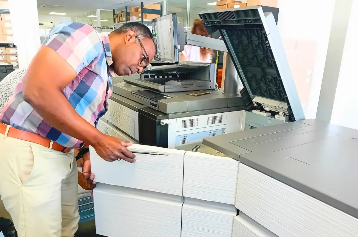 Technicien préparant une machine haut volume