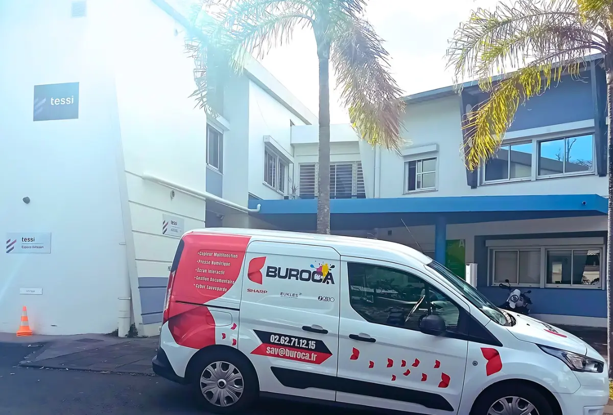 Un véhicule Buroca devant le bâtiment de Tessi Réunion