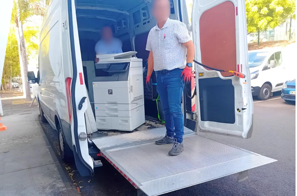 Nos techniciens procèdent à l'enlèvement d'anciennes machines pour en placer de nouvelles